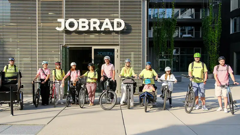 JobRad-Mitarbeitende liefern neues SC-Trikot aus