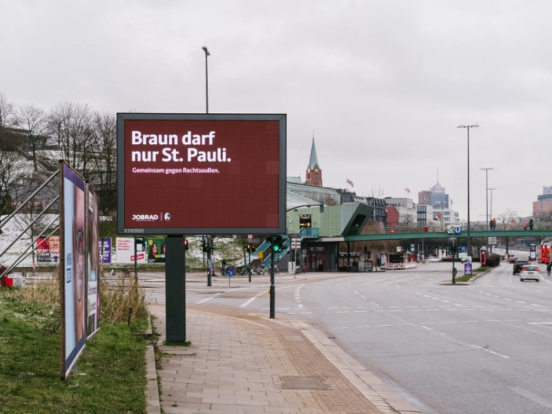 Plakat "Braun darf nur St.Pauli" auf großer Werbefläche in Hamburg Plakat "Braun darf nur St.Pauli" auf großer Werbefläche in Hamburg