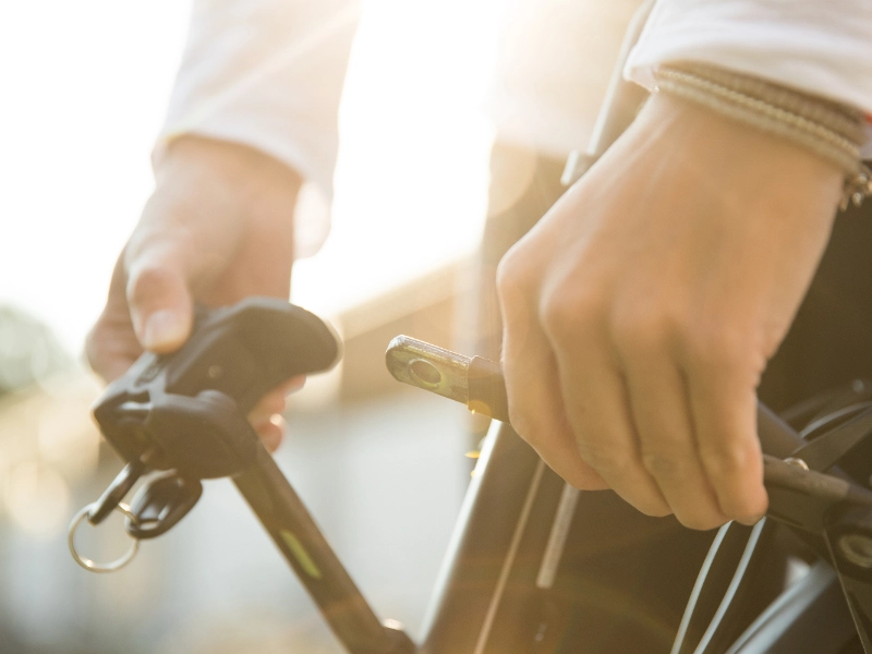 Eine Detailaufnahme eines Radfahrers, der sein Fahrradschloss schließt