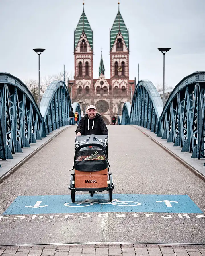 JobRadler Philipp Spitczok von Brisinski auf seinem Cargobike